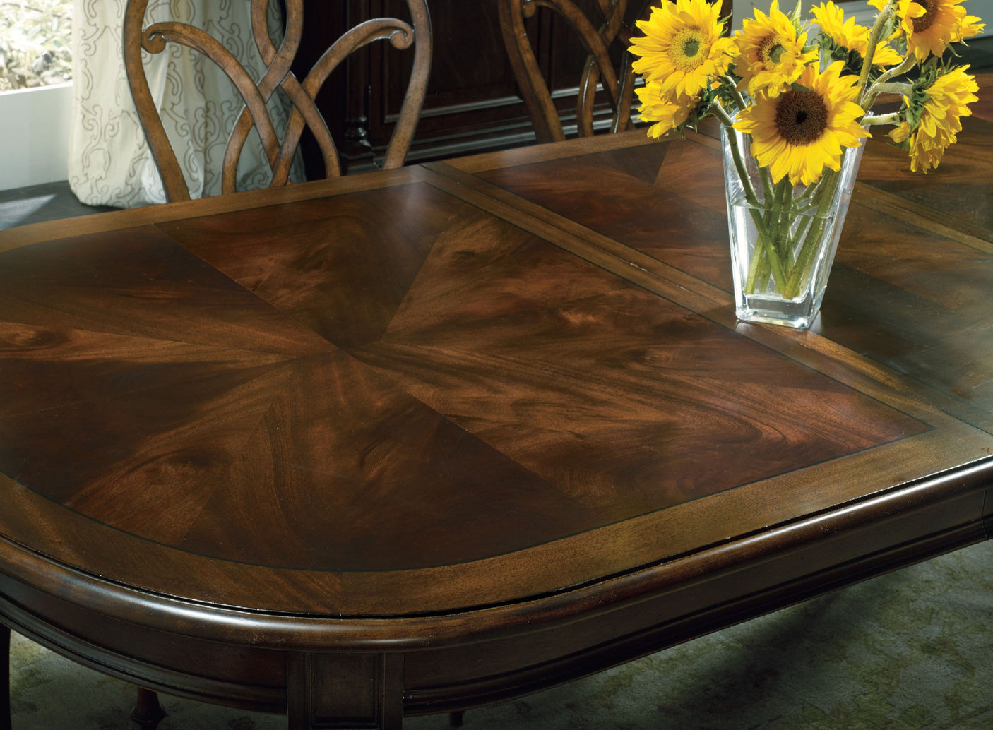 Hooker Furniture Leesburg Leg Table with Two 18'' Leaves 5381-75200