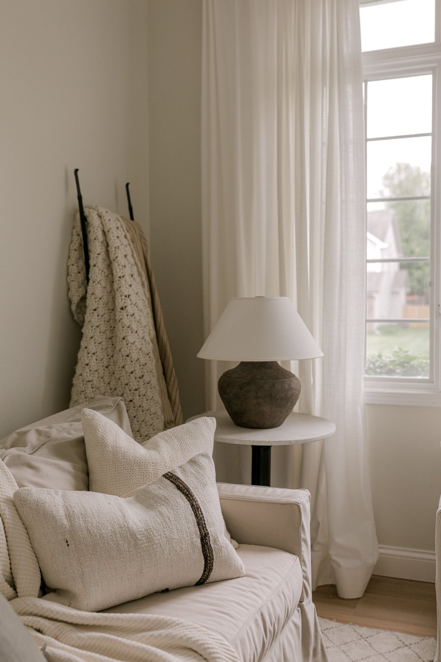 calabria-table-lamp-PTL1010-9