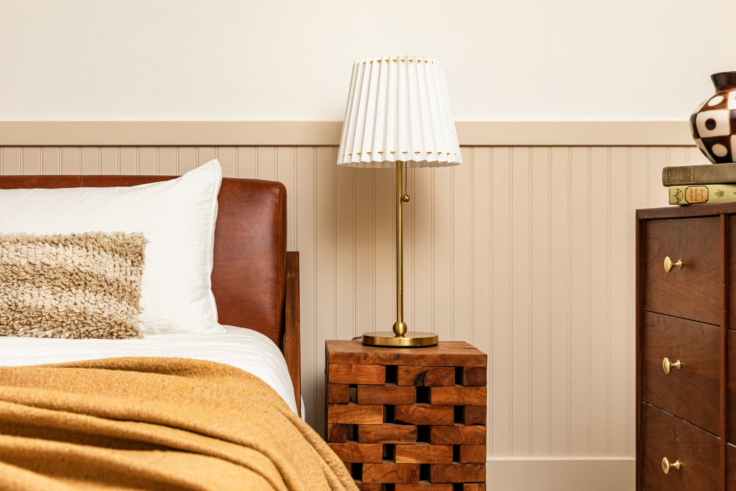 demi-table-lamp-HL476201-AGB-1