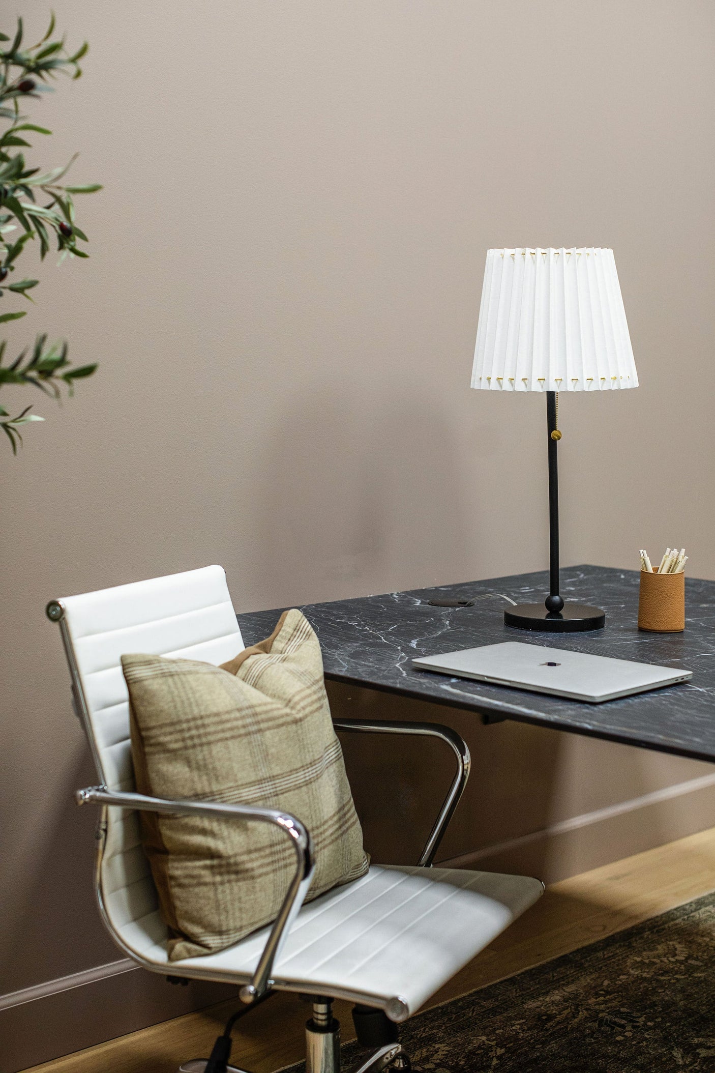 demi-table-lamp-HL476201-SBK-2