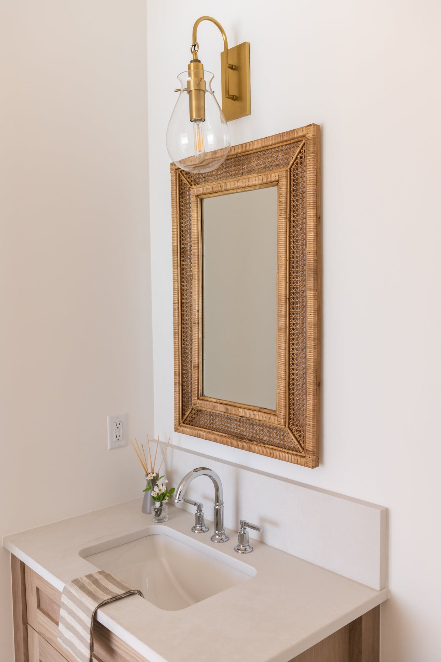 ivy-wall-sconce-BKO100-AGB-6