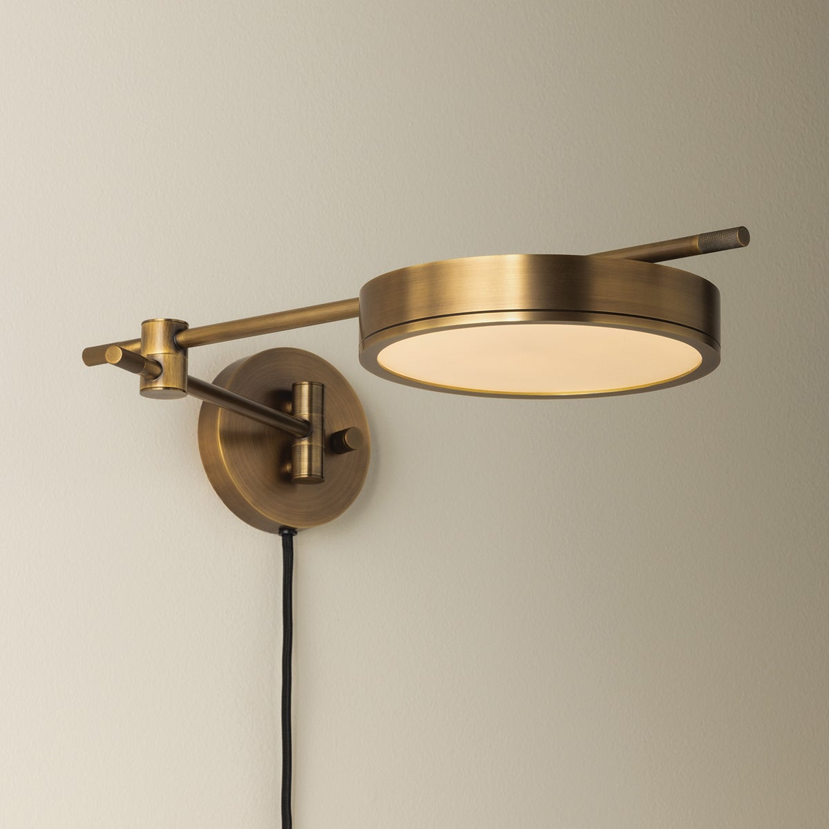 thatcher-plug-in-sconce-PTL1705-PBR